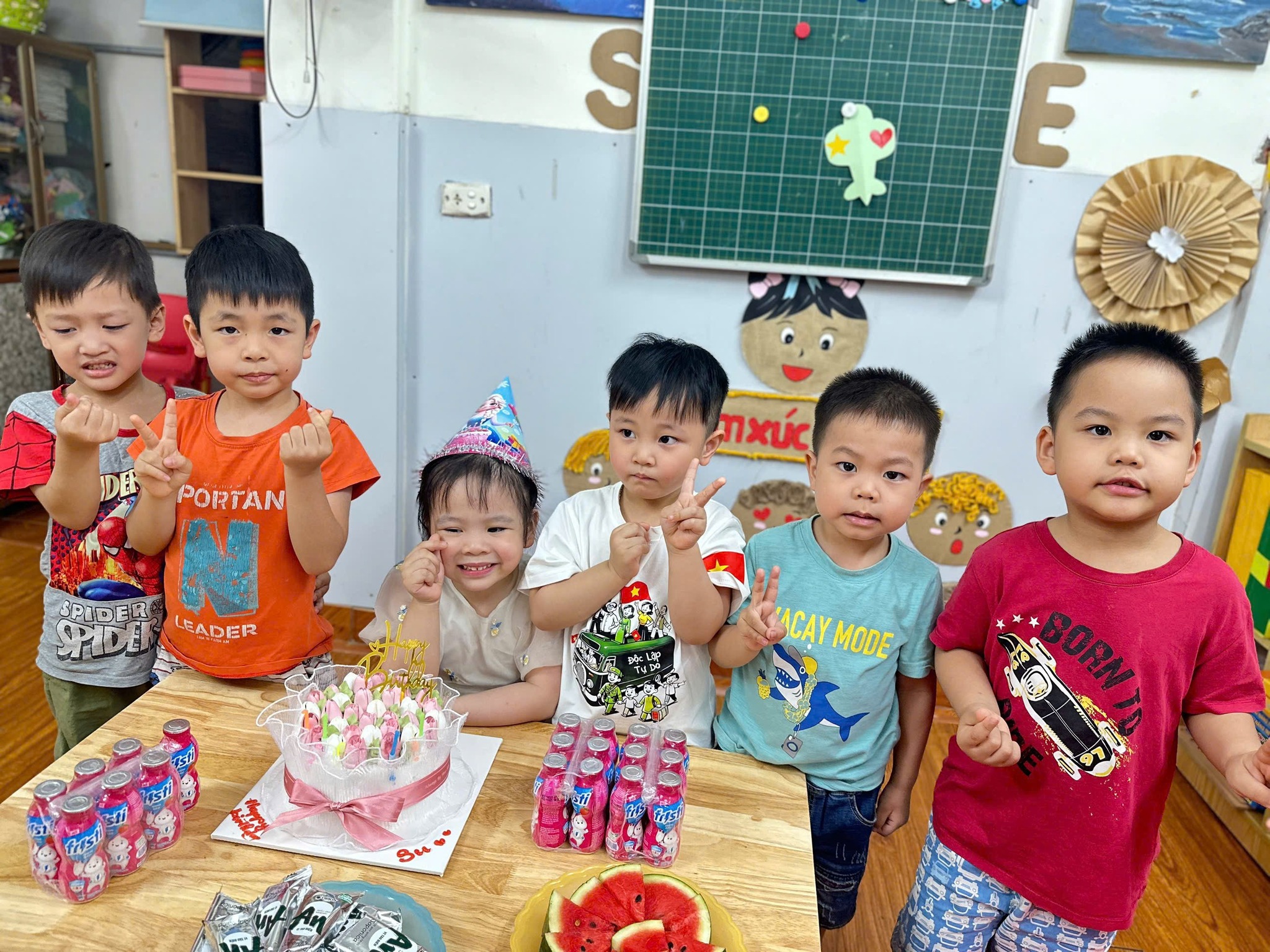 Bé vui vẻ trong lớp học tại Hương Giang